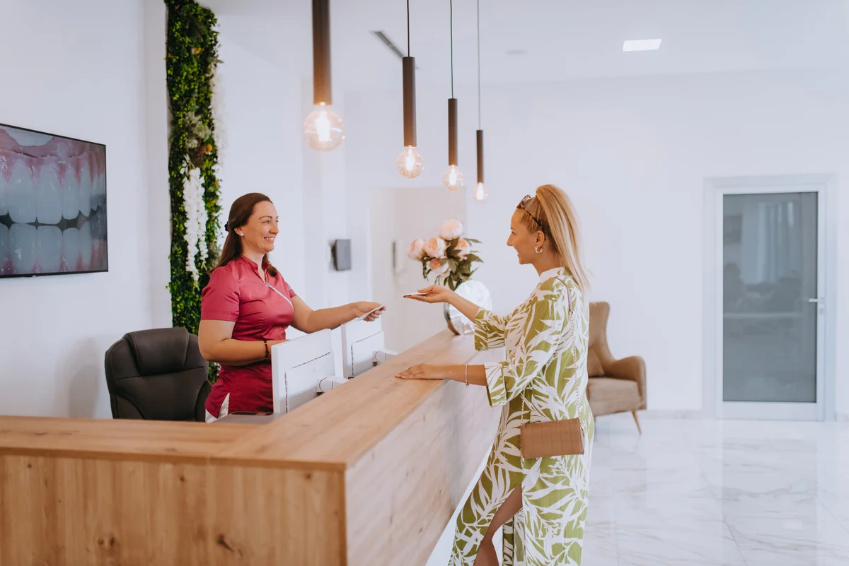 beautiful-blonde-shakes-hands-with-an-employee-of-the-dental-office-after-the-agreed-dental-examination